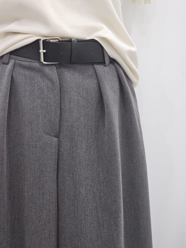 Pantalone palazzo con pinces e cintura