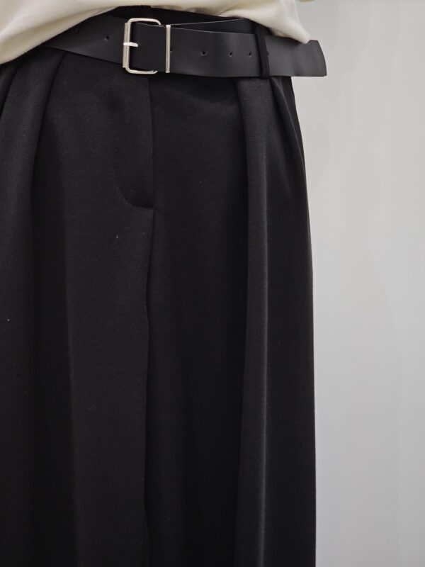 Pantalone palazzo con pinces e cintura