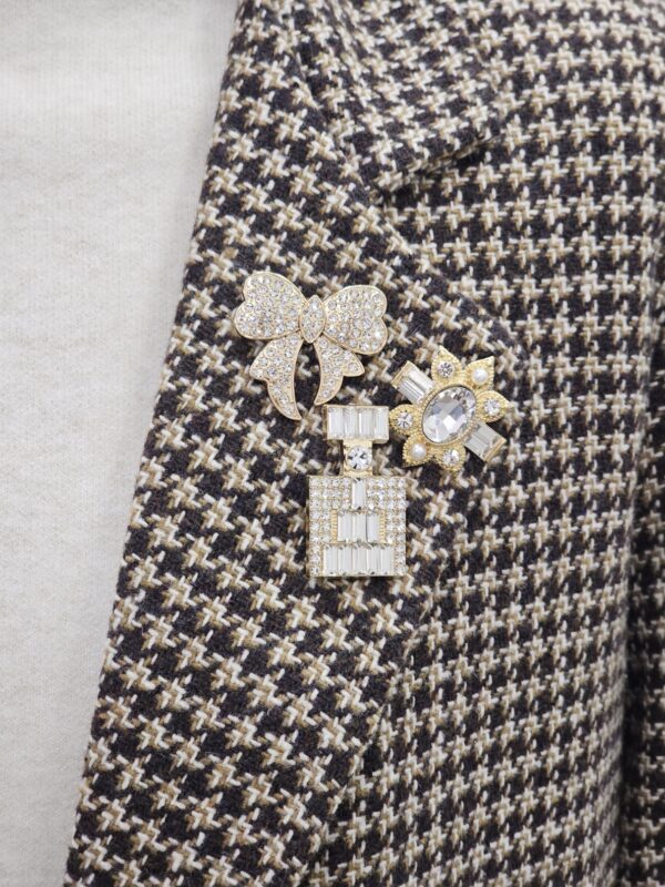 Giacca pied poule con spille